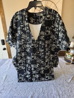 Marissa Webb Black & White Abstract V-Neck Top